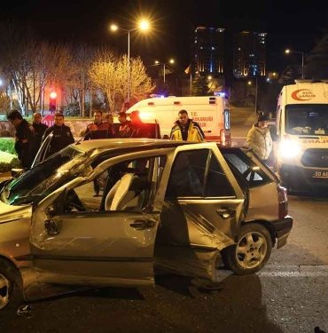 Polisin "dur" ihtarına uymayıp kaçan araç takla attı: 3 3 polisin-“dur”-ihtarina-uymayip-kacan-arac-takla-atti:-3