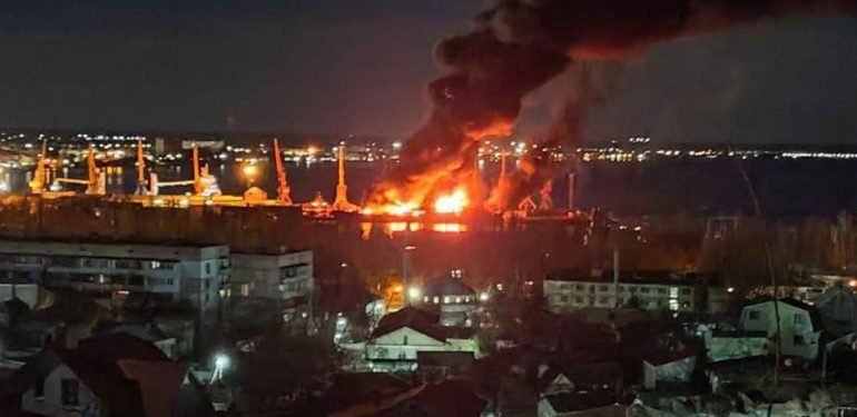ukrayna,-kirim’da-rus-cikarma-gemisini-vurdu