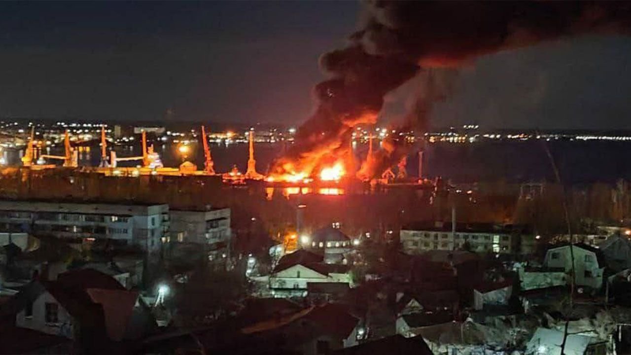 ukrayna,-kirim’da-rus-cikarma-gemisini-vurdu