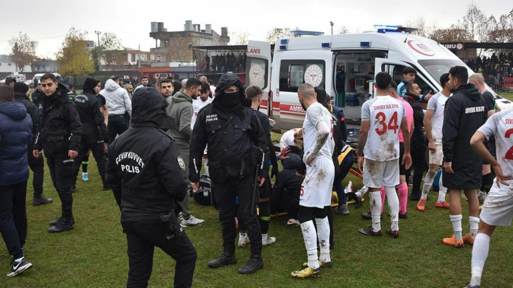 yesil-sahada-yurekler-agza-geldi!-futbolcu-hastaneye