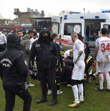 Yeşil sahada yürekler ağza geldi! Futbolcu hastaneye 3 yesil-sahada-yurekler-agza-geldi!-futbolcu-hastaneye