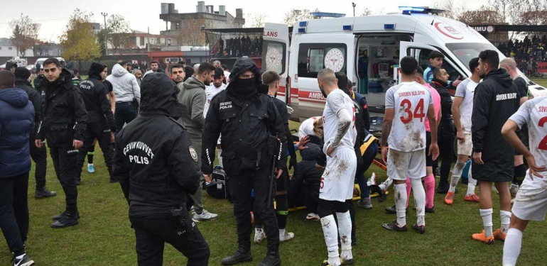 Yeşil sahada yürekler ağza geldi! Futbolcu hastaneye