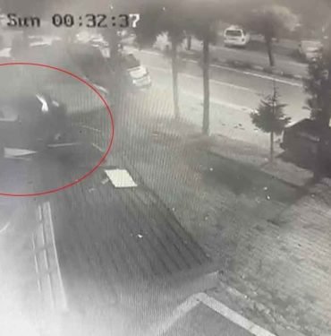 Rize'de uçan çatı otoparktaki araçların üzerine düştü! - TGRT Haber 4 rize'de-ucan-cati-otoparktaki-araclarin-uzerine-dustu!-–-tgrt-haber