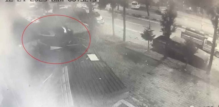 Rize'de uçan çatı otoparktaki araçların üzerine düştü! – TGRT Haber