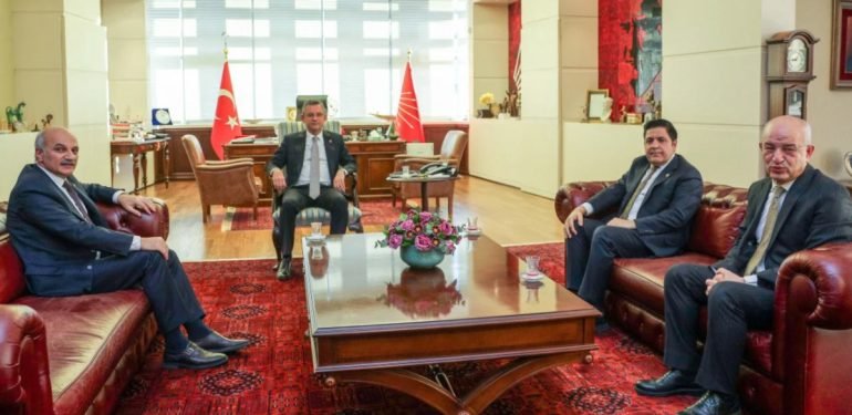 chp-genel-baskani-ozgur-ozel,-saadet-partisi-heyetini-kabul-etti