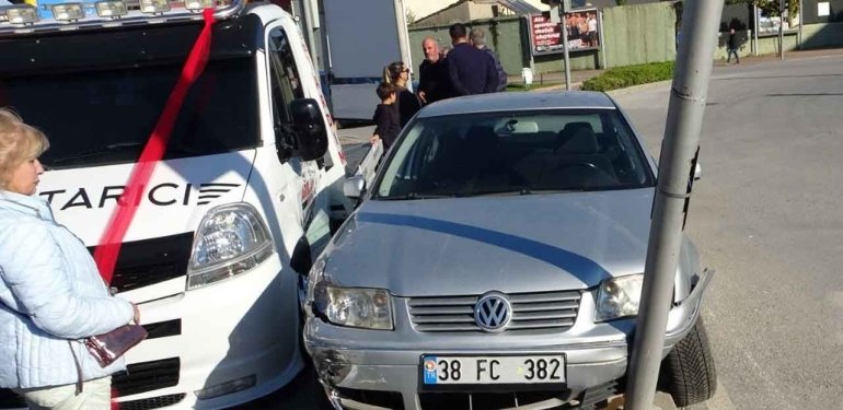 87 yaşındaki sürücü kalp krizi geçirdi! Faciadan dönülme anları kamerada – TGRT Haber