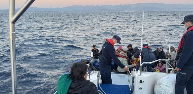 İzmir açıklarında 199 düzensiz göçmen karaya çıkartıldı