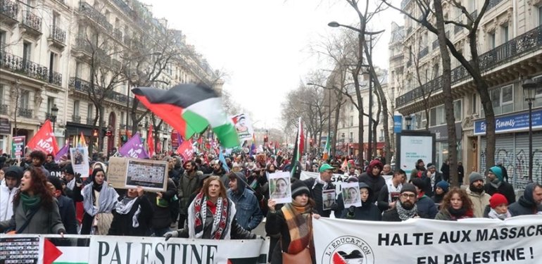 Paris’te soğuk havaya rağmen Gazze’de ateşkes talebiyle gösteri yapıldı