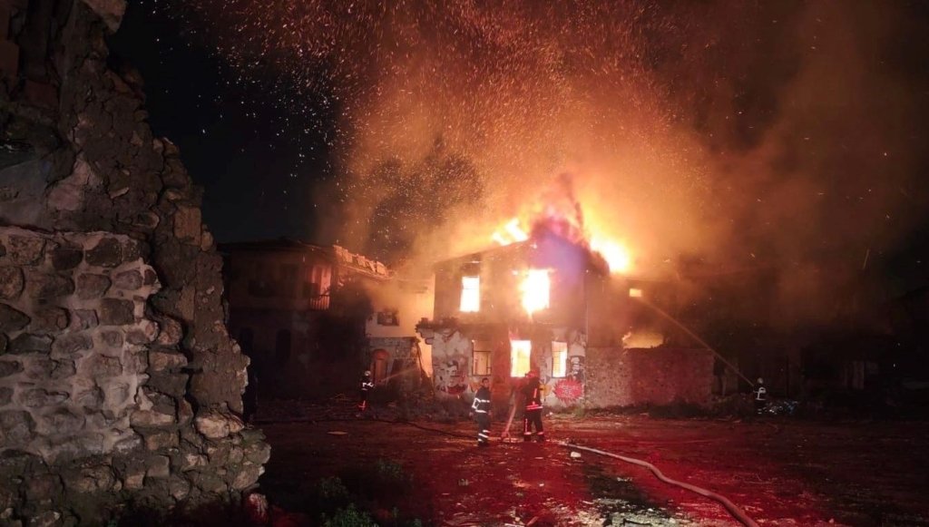 Hatay’da hasarlı kafede çıkan yangın söndürüldü