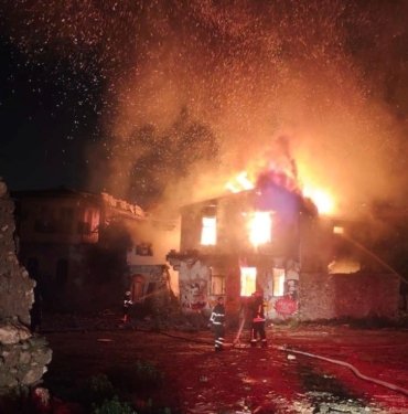 Hatay’da hasarlı kafede çıkan yangın söndürüldü