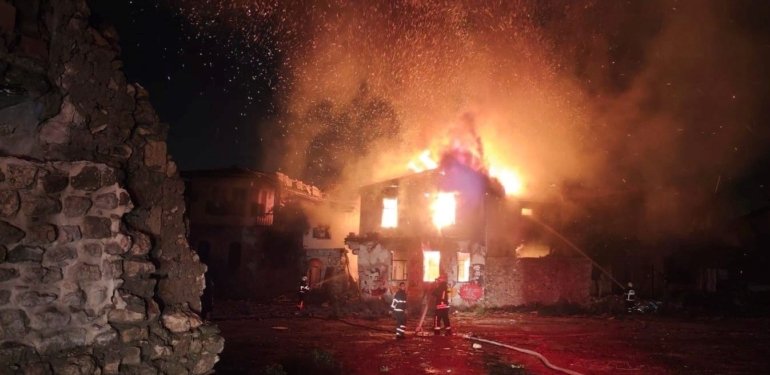 Hatay’da hasarlı kafede çıkan yangın söndürüldü
