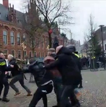 Hollanda’da Kur’an-ı Kerim’e saldırı eylemine müdahale eden grup ile polis arasında arbede