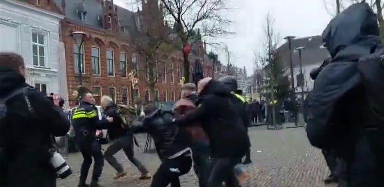 Hollanda’da Kur’an-ı Kerim’e saldırı eylemine müdahale eden grup ile polis arasında arbede