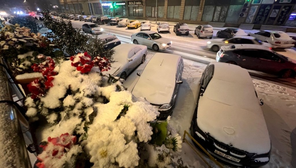 Bakü’de kar yağışı hayatı olumsuz etkiledi