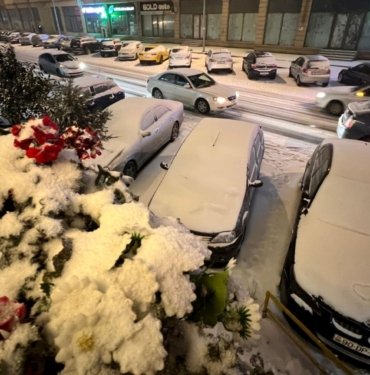 Bakü’de kar yağışı hayatı olumsuz etkiledi