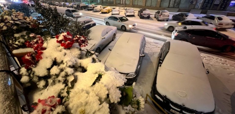 Bakü’de kar yağışı hayatı olumsuz etkiledi