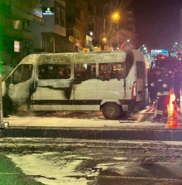 Diyarbakır’da seyir halindeki minibüs yandı: Facianın eşiğinden dönüldü