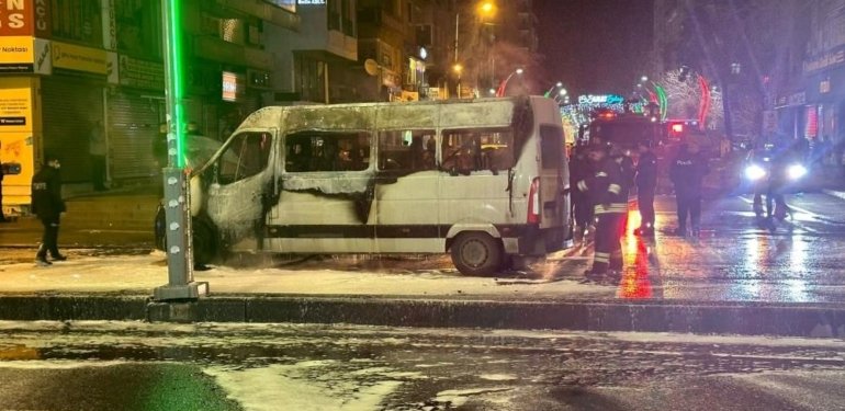 Diyarbakır’da seyir halindeki minibüs yandı: Facianın eşiğinden dönüldü