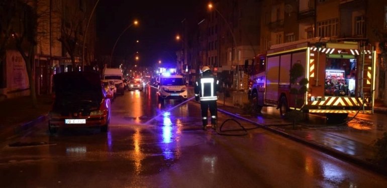 Karaman’da otomobil yandı: Yol bir süre trafiğe kapatıldı