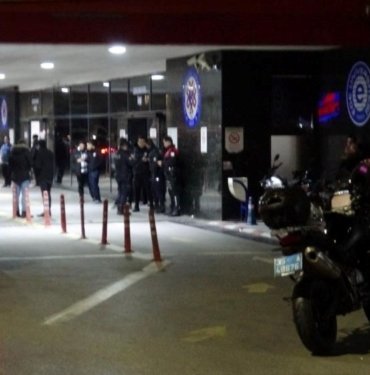 İzmir’de şüpheli araç kovalayan motosikletli polisler kaza yaptı: 2 yaralı