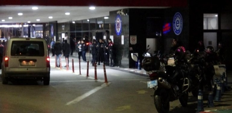 İzmir’de şüpheli araç kovalayan motosikletli polisler kaza yaptı: 2 yaralı