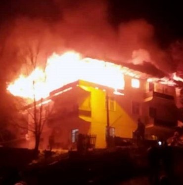 Gümüşhane’de bir evin çatı katı ve terası alevlere teslim oldu