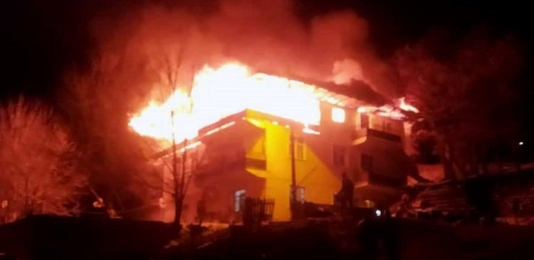 Gümüşhane’de bir evin çatı katı ve terası alevlere teslim oldu