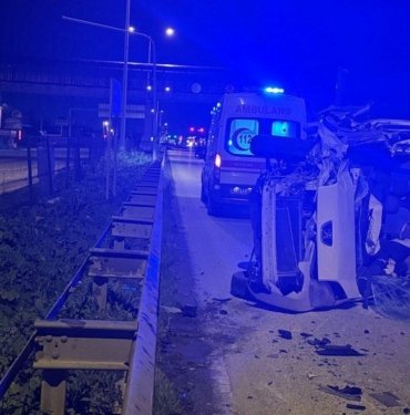 Hafif ticari araç TIR’a çarptıktan sonra takla attı: 1 ölü, 1 yaralı