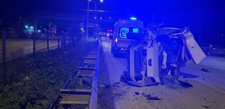 Hafif ticari araç TIR’a çarptıktan sonra takla attı: 1 ölü, 1 yaralı