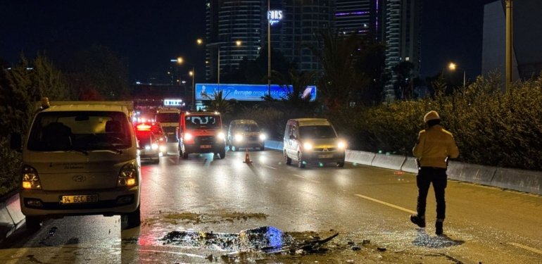 İzmir’de kaza: Belediye kamyonuna çarpan panelvanın sürücüsü yaralandı