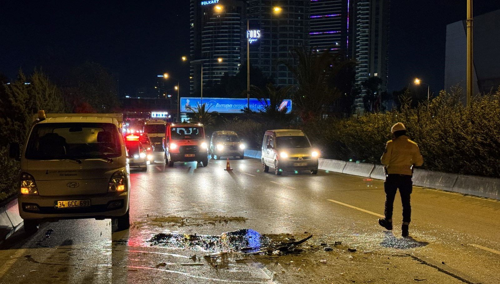 İzmir’de kaza: Belediye kamyonuna çarpan panelvanın sürücüsü yaralandı
