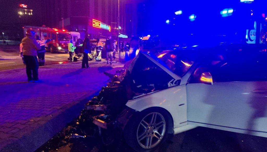 Zeytinburnu’nda iki otomobil çarpıştı: 4 yaralı