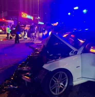 Zeytinburnu’nda iki otomobil çarpıştı: 4 yaralı