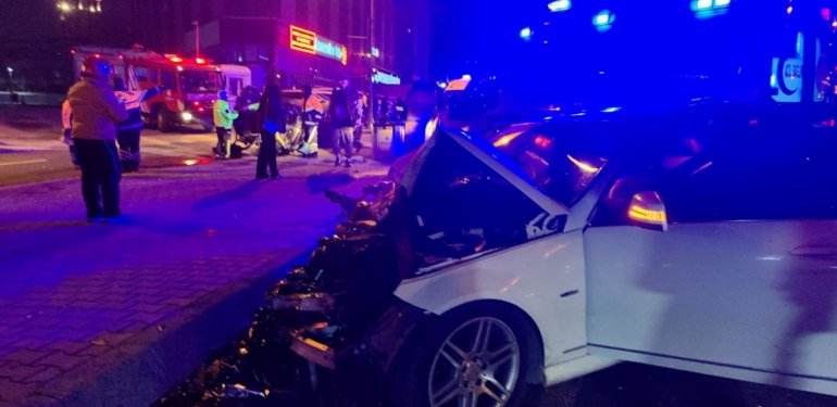 Zeytinburnu’nda iki otomobil çarpıştı: 4 yaralı