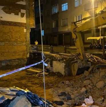 Sultangazi’de inşaat kazısının temeline zarar verdiği binalar boşaltıldı