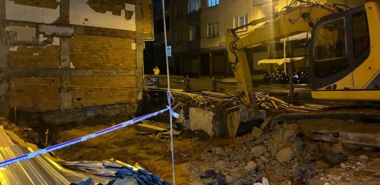 Sultangazi’de inşaat kazısının temeline zarar verdiği binalar boşaltıldı