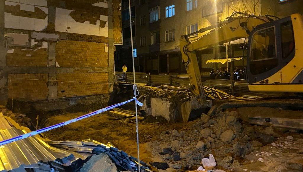 Sultangazi’de inşaat kazısının temeline zarar verdiği binalar boşaltıldı