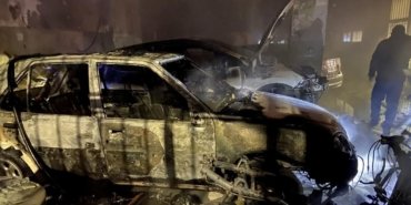 Sultangazi’de oto tamirhanesinde yangın: 2 otomobil ve 1 motosiklet küle döndü