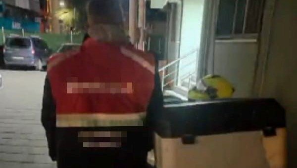 Motokurye gibi giyinen “torbacı” yakalandı