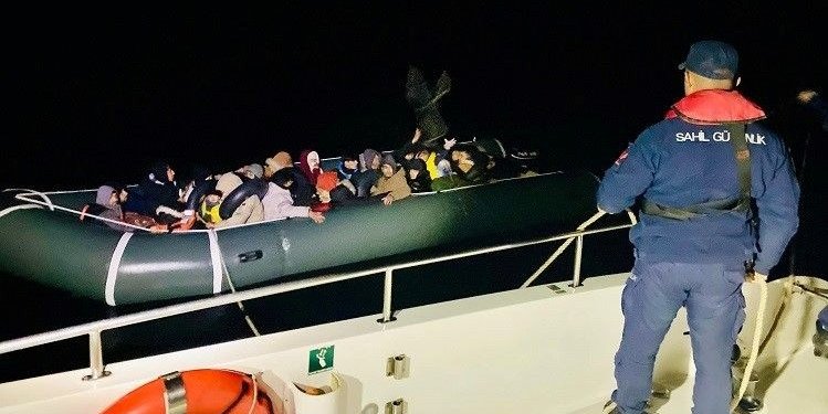 İzmir açıklarında 45 düzensiz göçmen kurtarıldı, 185 düzensiz göçmen yakalandı