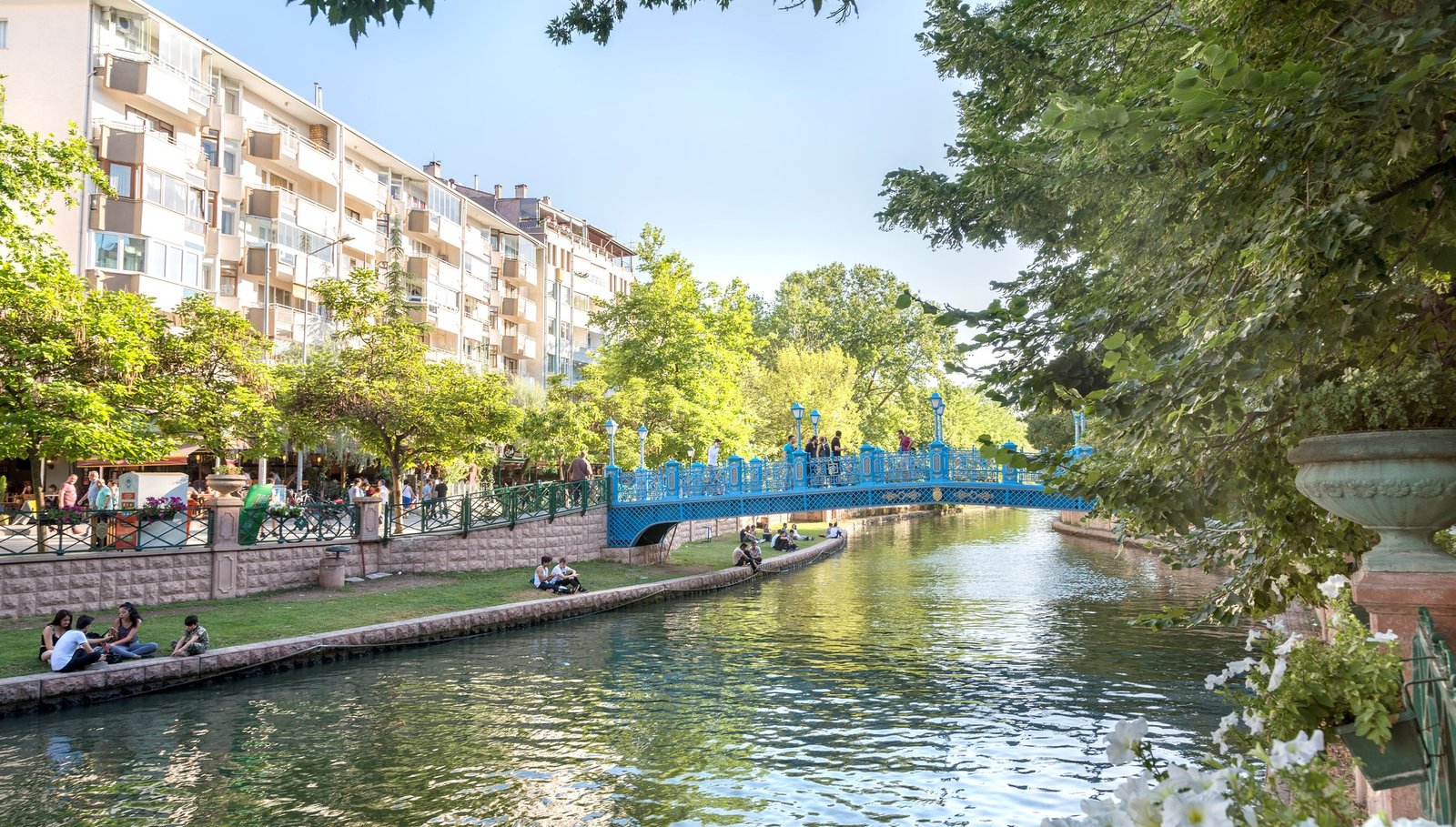 Eskişehir’de Porsuk Çayı’nın yüzeyinde buz tabakası oluştu