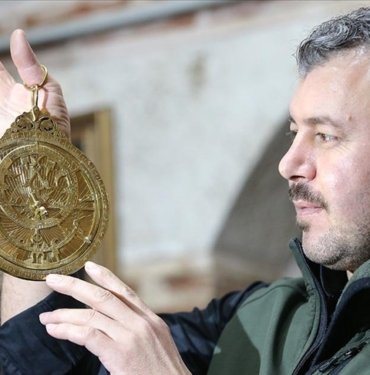 Geçmişte astronomi bilginlerinin kullandığı usturlabın replikalarını yapıyor