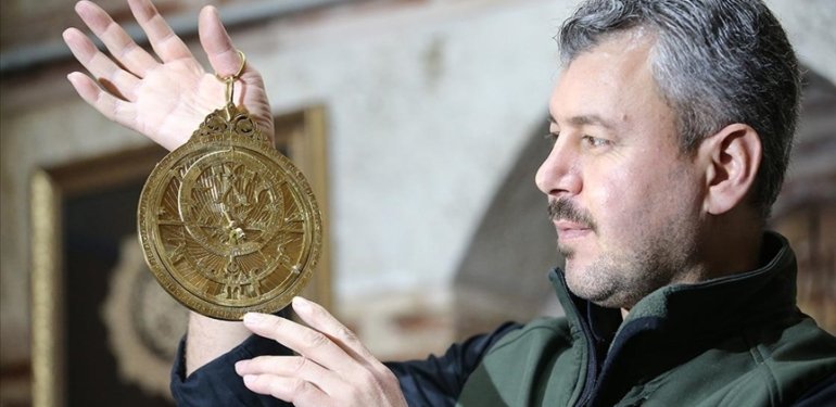 Geçmişte astronomi bilginlerinin kullandığı usturlabın replikalarını yapıyor