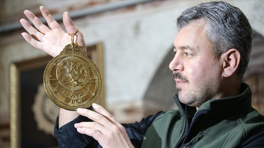 Geçmişte astronomi bilginlerinin kullandığı usturlabın replikalarını yapıyor