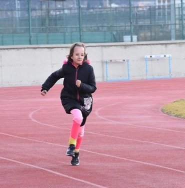Otizmli Defne atletizmde başarı öyküsü yazmak için koşuyor