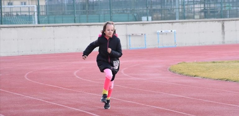 Otizmli Defne atletizmde başarı öyküsü yazmak için koşuyor