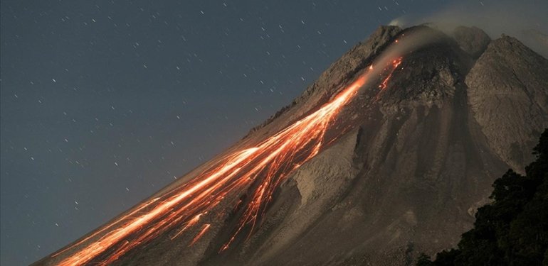 Endonezya’daki Marapi Yanardağı’nın patlama anı ve kül yağmuru görüntülendi
