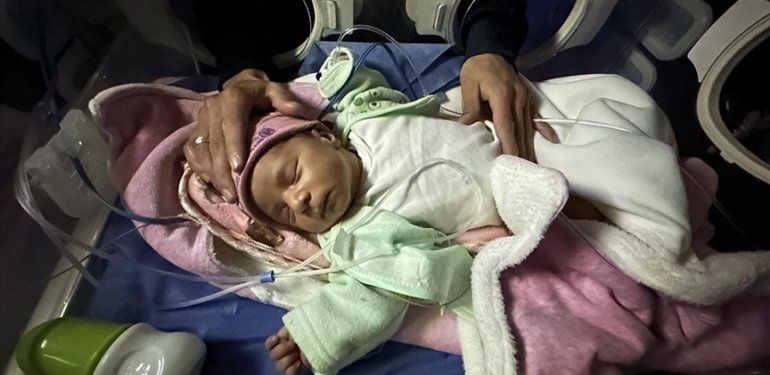 Filistin Kızılayı: İsrail’in engellemeleri nedeniyle Gazze’de her gün 180 kadın tehlikeli koşullarda doğum yapıyor