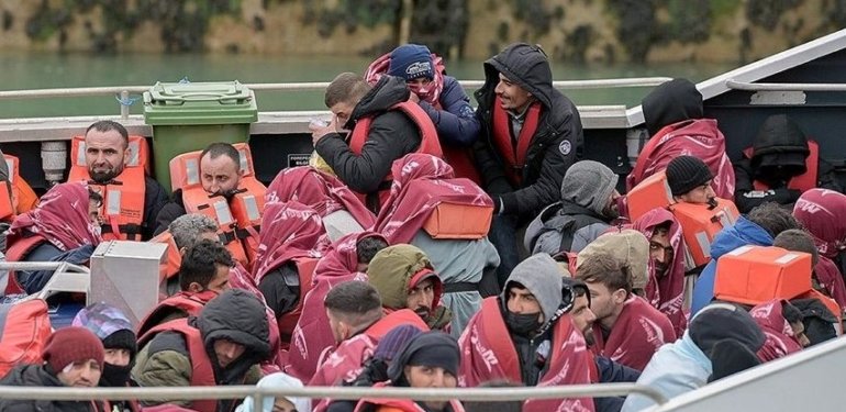 Manş Denizi üzerinden İngiltere’ye geçmeye çalışan 4 düzensiz göçmen hayatını kaybetti