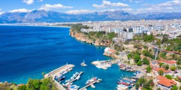 Antalya’da ağaca çarpan otomobilin sürücüsü hastanede öldü